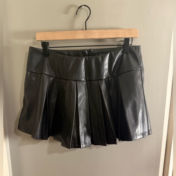 Haute Monde Black Pleated Skater Skorts - Picture 1 of 9
